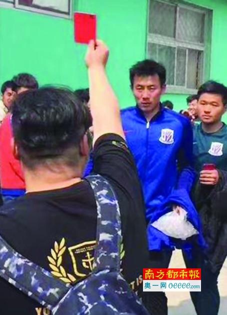 梁家辉拿着一本书，彭于晏在最后打着响指说，就剩最后一步了，老爹。