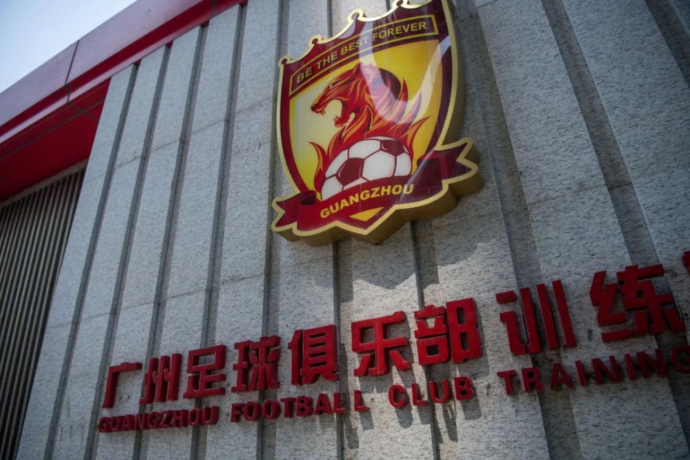这时，为首那名狱警开口对那三名亚裔女孩说道：以后你们就在这个监室，33、34、35号床是你们的，你们三个人自己分一下。